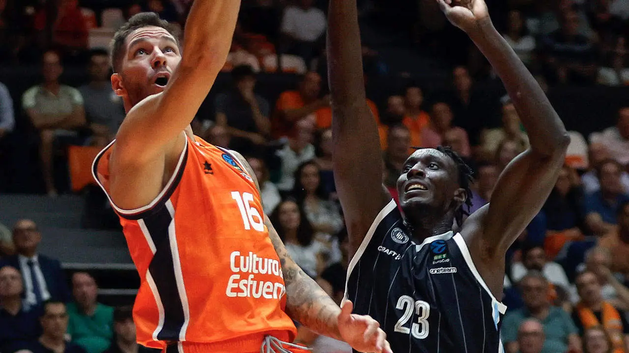 El base serbio de Valencia Basket, Stefan Jovic (i), entra a canasta ante el jugador sursudan&eacute;s del Veolia Towers Hambug, Kur Kuath, durante el encuentro correspondiente a la segunda jornada de la Eurcopa disputado en el pabell&oacute;n de la Fuente de San Luis, en Valencia. EFE / Miguel &Aacute;ngel Polo.