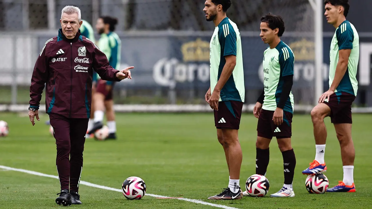 El director t&eacute;cnico de la selecci&oacute;n mexicana de f&uacute;tbol Javier Aguirre (i), participa en un entrenamiento previo al amistoso contra Valencia en el Centro de Alto Rendimiento este martes, en Ciudad de M&eacute;xico (M&eacute;xico). EFE/S&aacute;shenka Guti&eacute;rrez