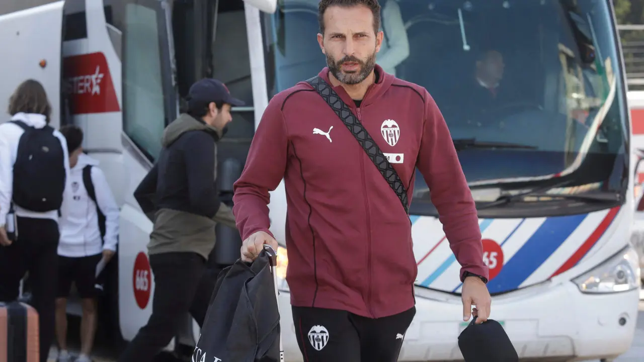 El entrenador del Valencia, Rub&eacute;n Baraja Vegas, llega al hotel de concentraci&oacute;n este viernes, en Puebla (M&eacute;xico). EFE/ Hilda R&iacute;os