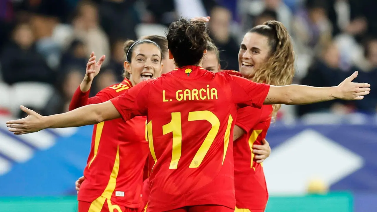 La jugadora espa&ntilde;ola Luc&iacute;a Garc&iacute;a celebra su gol con sus compa&ntilde;eras durante el partido amistoso que han jugado Francia y Espa&ntilde;a en Niza, Francia. EFE/EPA/SEBASTIEN NOGIER