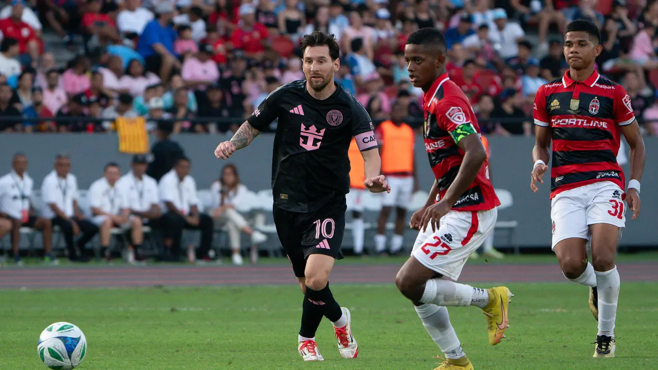 AME6357. CIUDAD DE PANAM&Aacute; (PANAM&Aacute;), 02/02/2025.- Rodrigo Tello Valor (c) de San Miguelito disputa un bal&oacute;n con Lionel Messi de Inter Miami este domingo, en un partido amistoso en el estadio Rommel Fern&aacute;ndez en Ciudad de Panam&aacute; (Panam&aacute;). EFE/ Eliecer Aizprua