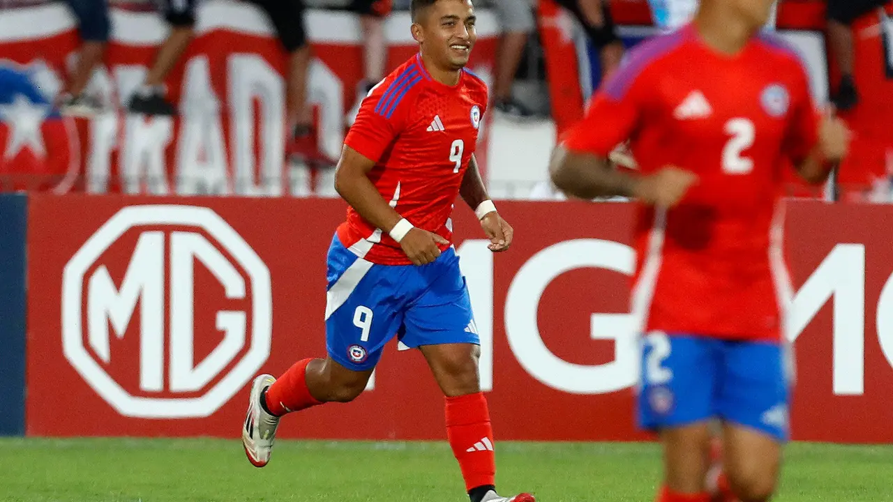 Nicol&aacute;s Guerra, de Chile, celebra un gol durante el partido amistoso entre la Selecci&oacute;n de Chile y la Selecci&oacute;n de Panam&aacute;, en el Estadio Nacional Julio Mart&iacute;nez Pr&aacute;danos (Chile). EFE/ Osvaldo Villarroel