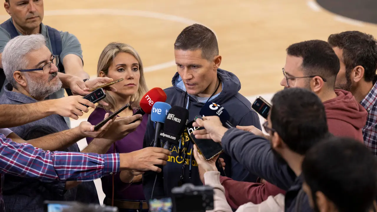 El entrenador del Dreamland Gran Canaria, Jaka Lakovic, atiende este jueves a los medios de comunicaci&oacute;n. EFE/Quique Curbelo