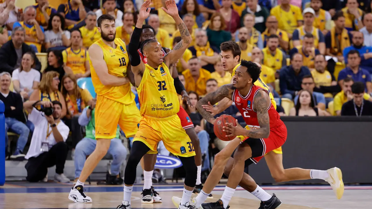 El escolta del Gran Canaria, Joe Thomasson, defiende al jugador del Hapoel Tel Aviv durante el segundo partido de la final de la Eurocopa que Dreamland Gran Canaria y Hapoel Tel Aviv disputan este viernes en Las Palmas. EFE/Elvira Urquijo