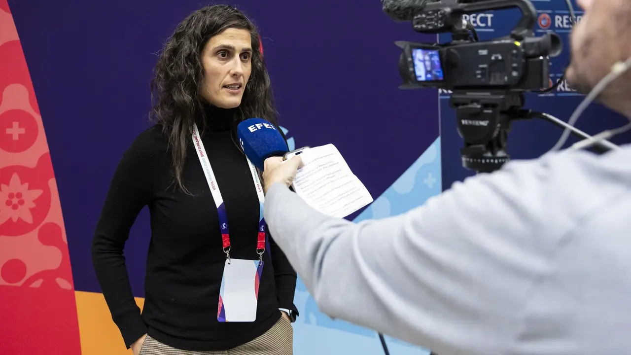La seleccionadora de Espa&ntilde;a Montserrat Tome Vazquez sdialoga con la Agencia EFE. EFE/EPA/CYRIL ZINGARO