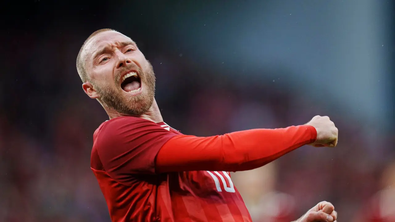 El dan&eacute;s Christian Eriksen celebra el gol de la victoria de Dinamarca ante Irlanda del Norte en Copenhague. EFE/EPA/Liselotte Sabroe