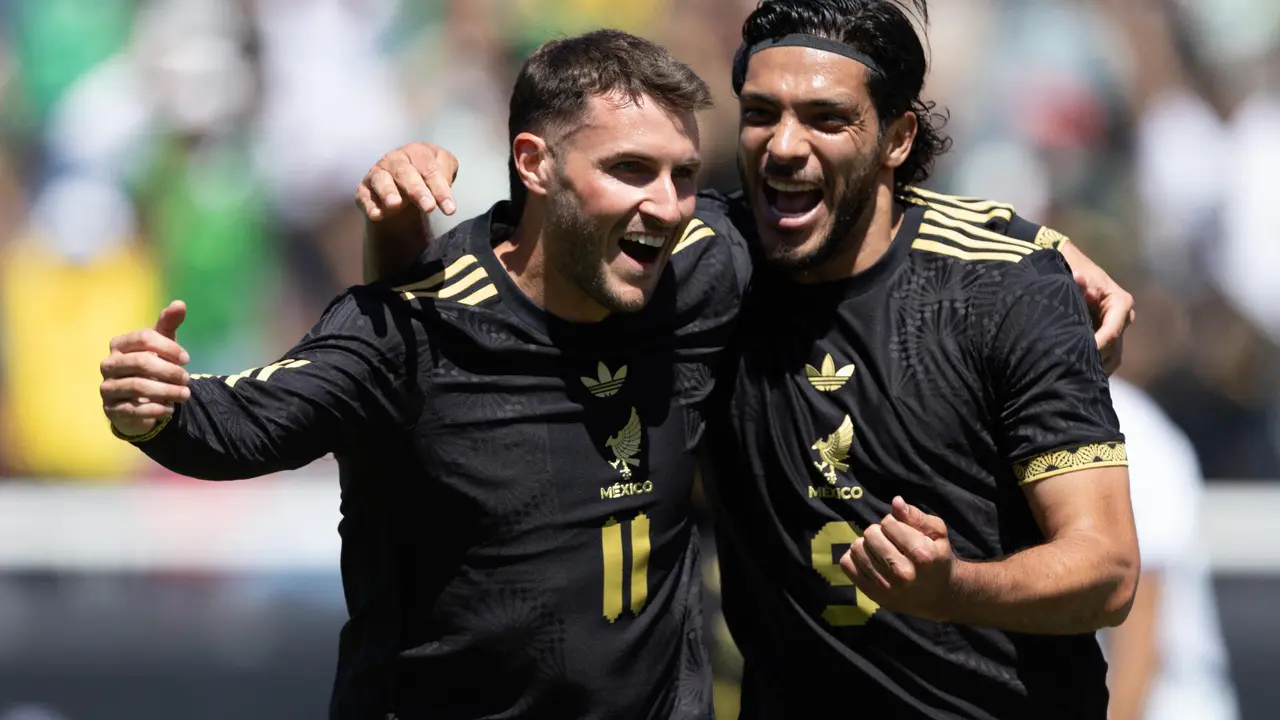 Santiago Gim&eacute;nez (i) y Ra&uacute;l Jim&eacute;nez de M&eacute;xico celebran un gol durante un partido amistoso entre M&eacute;xico y Suiza en el estadio Rice- Eccles de Salt Lake City (Estados Unidos). EFE/ Carlos Ram&iacute;rez