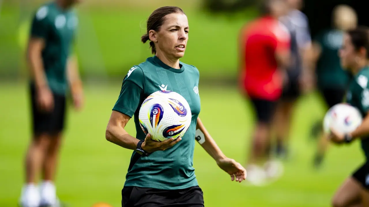 La &aacute;rbitra francesa Stephanie Frappart, durante una sesi&oacute;n de entrenamiento de las &aacute;rbitras de la Eurocopa 2025 el pasado d&iacute;a 27 en Nyon. EFE/EPA/JEAN-CHRISTOPHE BOTT