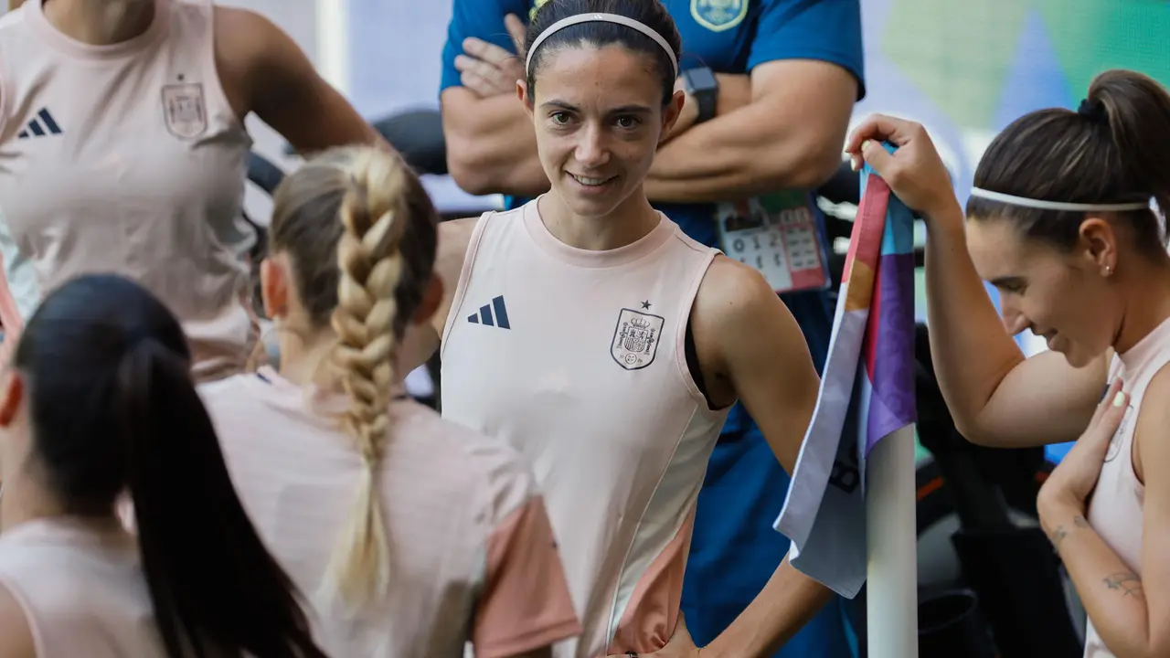 La centrocampista de la selecci&oacute;n espa&ntilde;ola Aitana Bonmat&iacute; (c) durante un entrenamiento este mi&eacute;rcoles en Berna (Suiza), previo al primer partido de grupos que disputan las espa&ntilde;olas ma&ntilde;ana ante Portugal en el marco de la Eurocopa Femenina 2025. EFE/ Ana Escobar