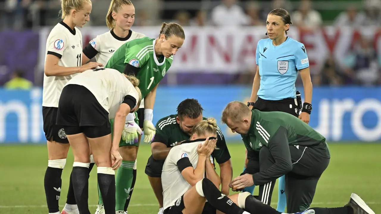 Giulia Gwinn (C), de Alemania, sale del campo lesionada durante el partido de f&uacute;tbol de la fase de grupos de la Eurocopa Femenina de la UEFA 2025 entre Dinamarca y Suecia, en Ginebra, Suiza, el 4 de julio de 2025. (Dinamarca, Alemania, Polonia, Suecia, Suiza, Ginebra) EFE/EPA/GIAN EHRENZELLER EDITORIAL USE ONLY EDITORIAL USE ONLY EDITORIAL USE ONLY