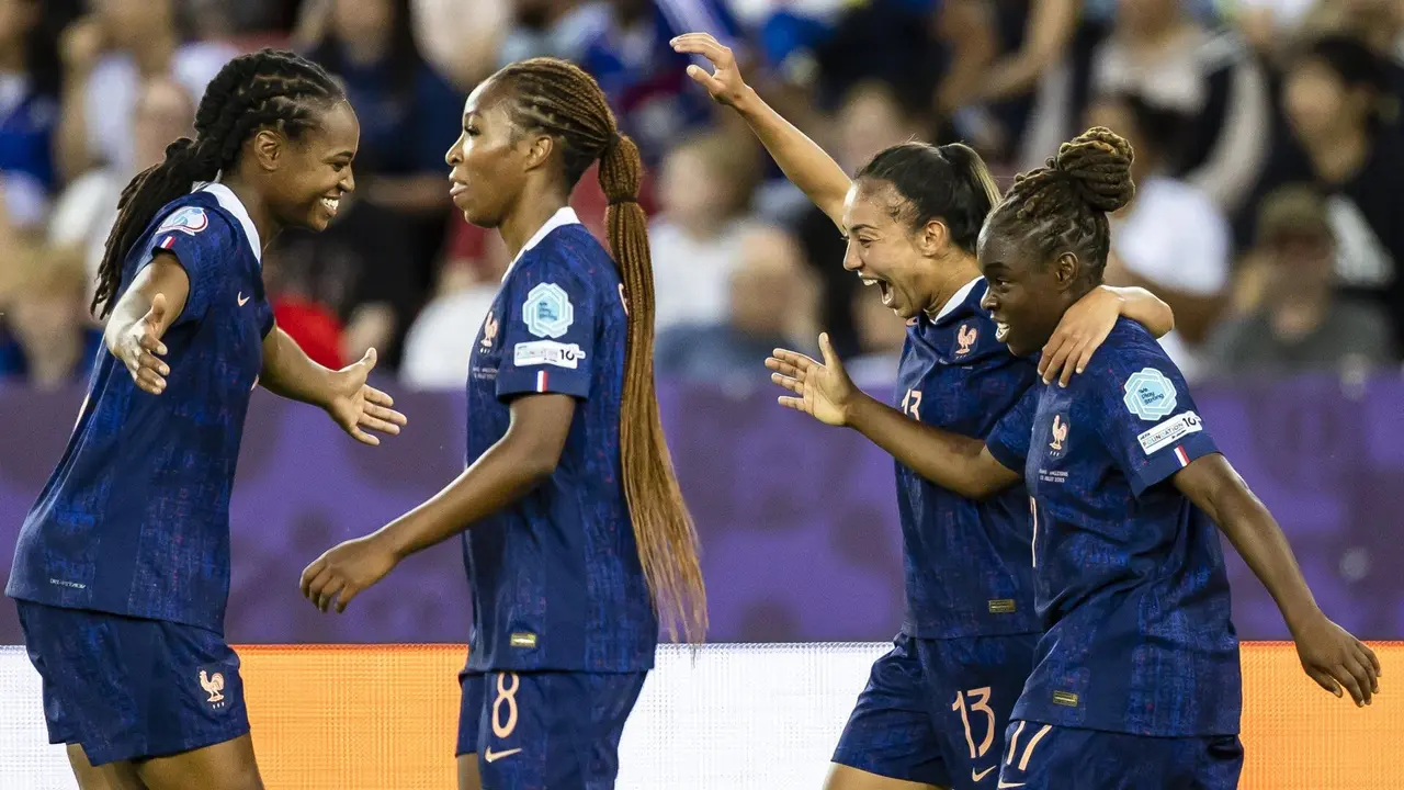La francesa Sandy Baltimore (d) celebra con sus compa&ntilde;eras de equipo tras marcar el gol del 2-0 durante el partido de f&uacute;tbol de la fase de grupos de la Eurocopa Femenina de la UEFA 2025 entre Francia e Inglaterra en Z&uacute;rich, Suiza, 05 de julio de 2025. (Francia, Suiza) EFE/EPA/MICHAEL BUHOLZER EDITORIAL USE ONLY EDITORIAL USE ONLY