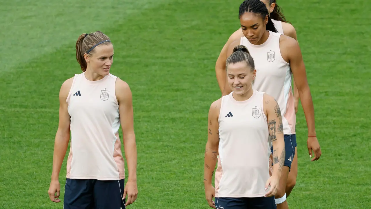Las jugadoras espa&ntilde;olas, Claudia Pina e Irene Paredes (i), durante un entrenamiento, en una foto de archivo. EFE/ Ana Escobar
