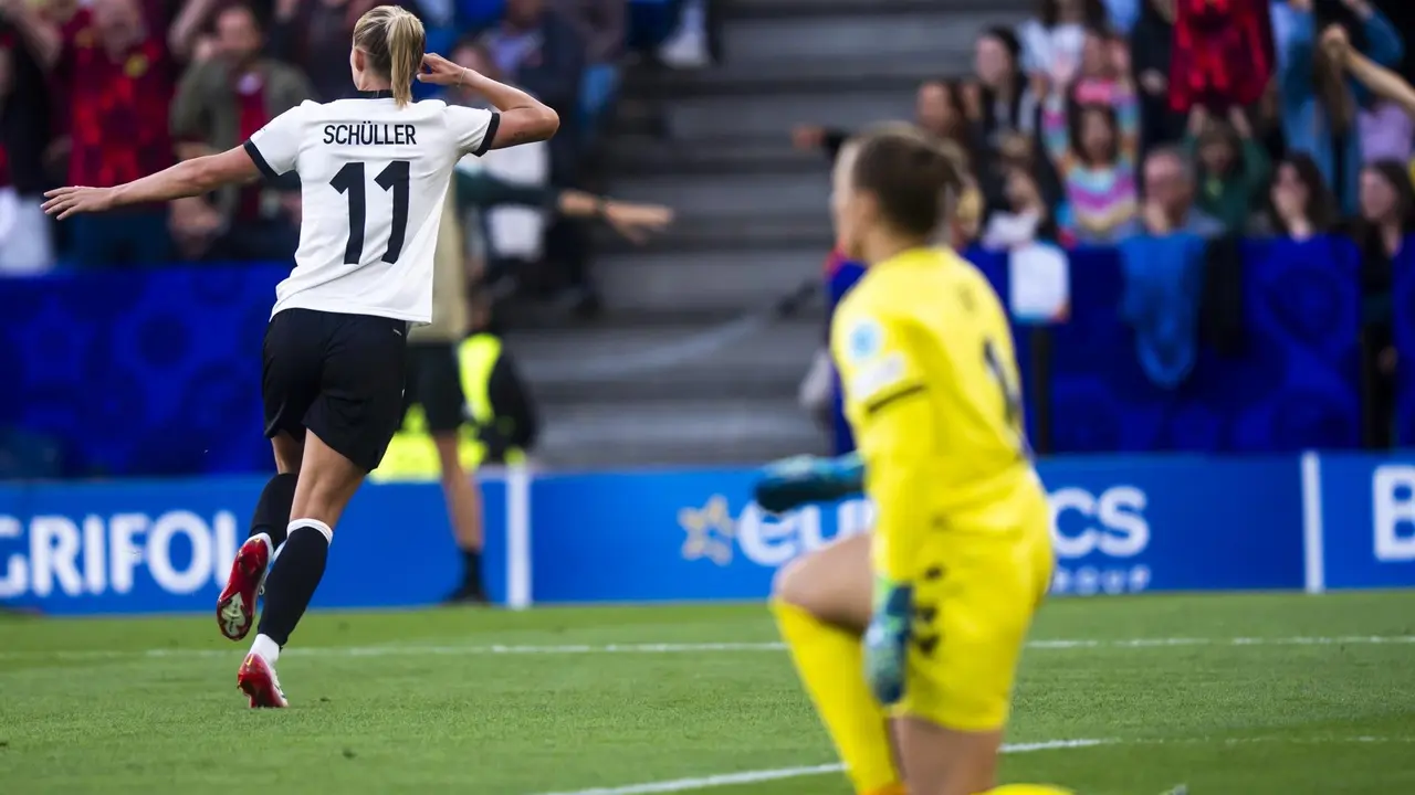 La jugadora de Alemania Sjoeke Nuesken (I) celebra el 1-1 al transformar un penalti mientras la portera danesa Maja Bay Ostergaard se lamenta durante el partido de la fase de grupos, el C, que han jugado en Silea, Suiza. EFE/EPA/TIL BUERGY