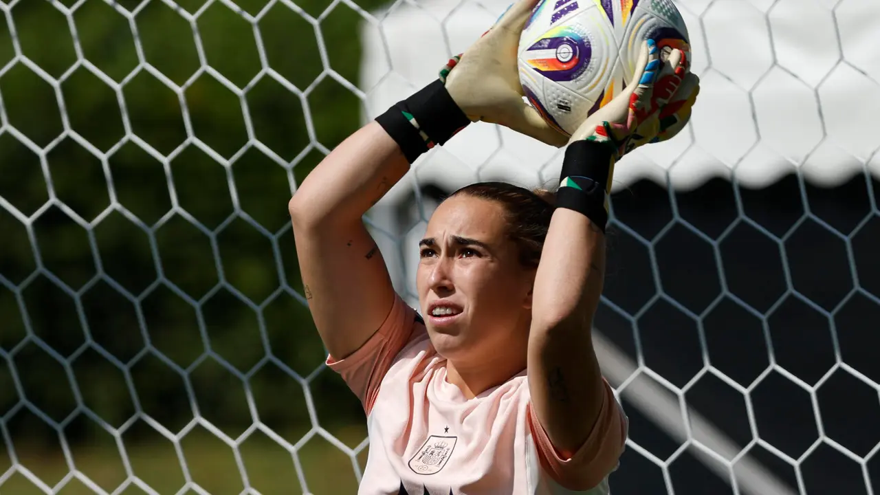 La guardameta de la selecci&oacute;n espa&ntilde;ola femenina de f&uacute;tbol Cata Coll participa en un entrenamiento del conjunto en el marco de la Eurocopa 2025, en Lausana (Suiza). EFE/ Ana Escobar