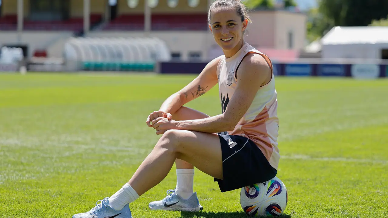 Ona Batlle, durante una entrevista con la agencia EFE, este mi&eacute;rcoles. Battle es la due&ntilde;a del lateral derecho de la selecci&oacute;n espa&ntilde;ola.. EFE/ Ana Escobar