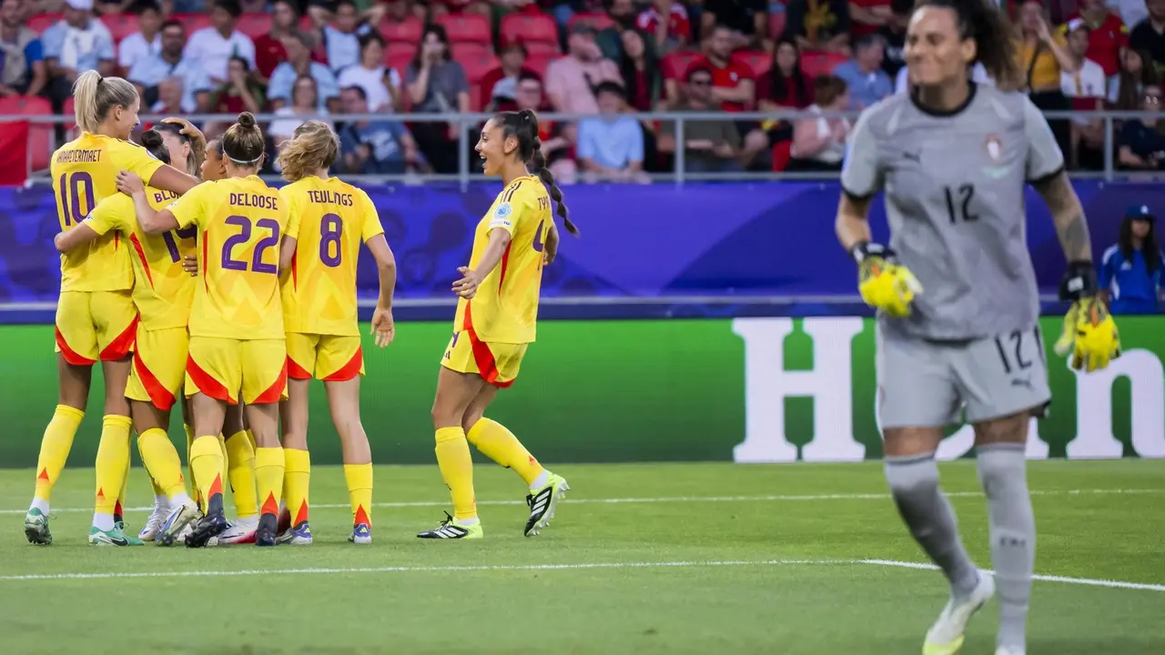 Los jugadoras belgas celebran el primer gol del partido durante el &uacute;ltimo partido del grupo D que dej&oacute; a las dos selecciones eliminadas de la Eurocopa 2025 en Sion, Suiza. EFE/EPA/JEAN-CHRISTOPHE BOTT