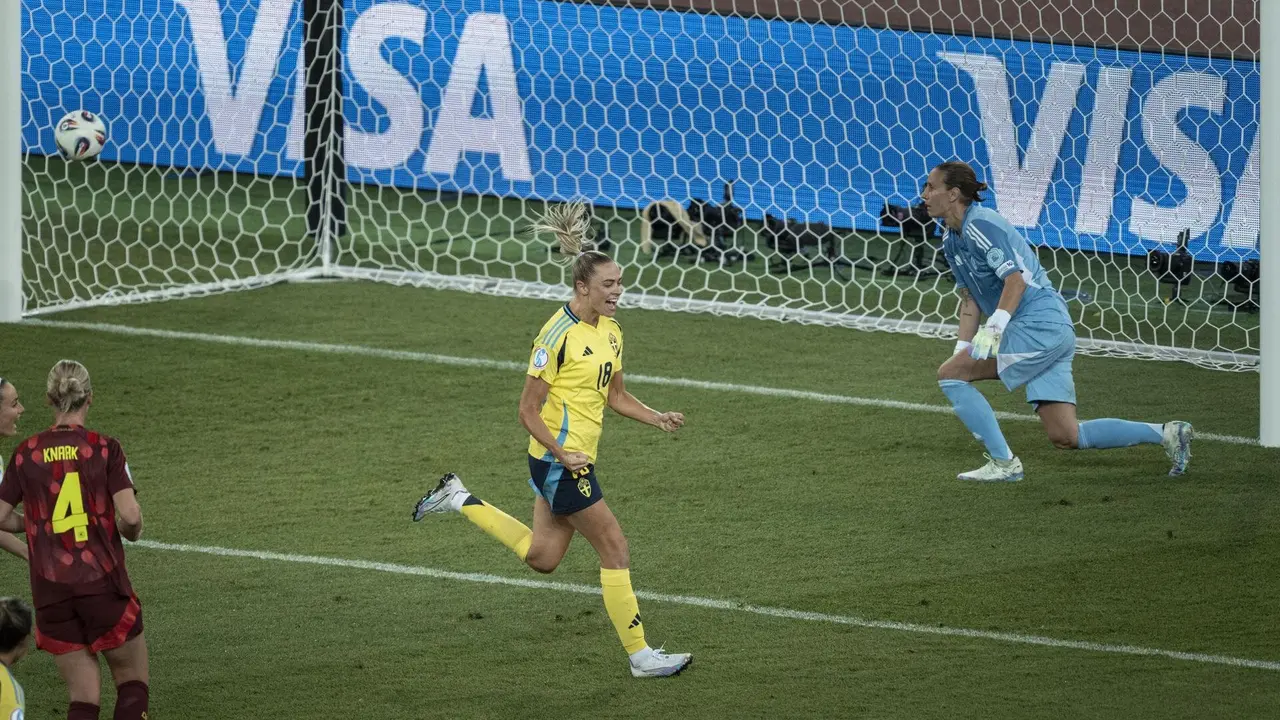 La sueca Fridolina Rolfo (C) celebra un gol de penalti durante el partido de la Eurocopa femenina jugado en Z&uacute;rich, Suiza. EFE/EPA/GAETAN BALLY