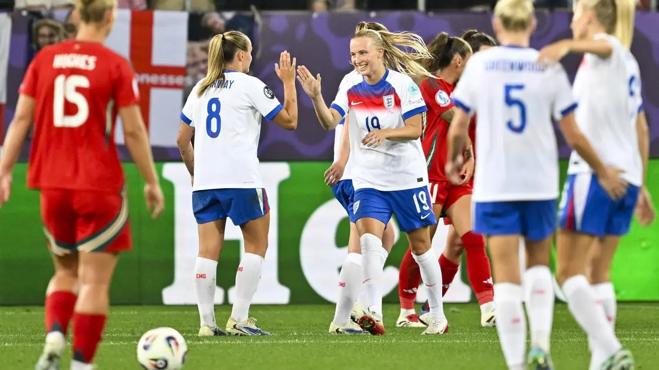La jugadora inglesa Aggie Beever-Jones (C) celebra el 6-1 durante el partido del grupo D que han jugado Inglaterra y Gales en St. Gallen, Suiza. EFE/EPA/GIAN EHRENZELLER