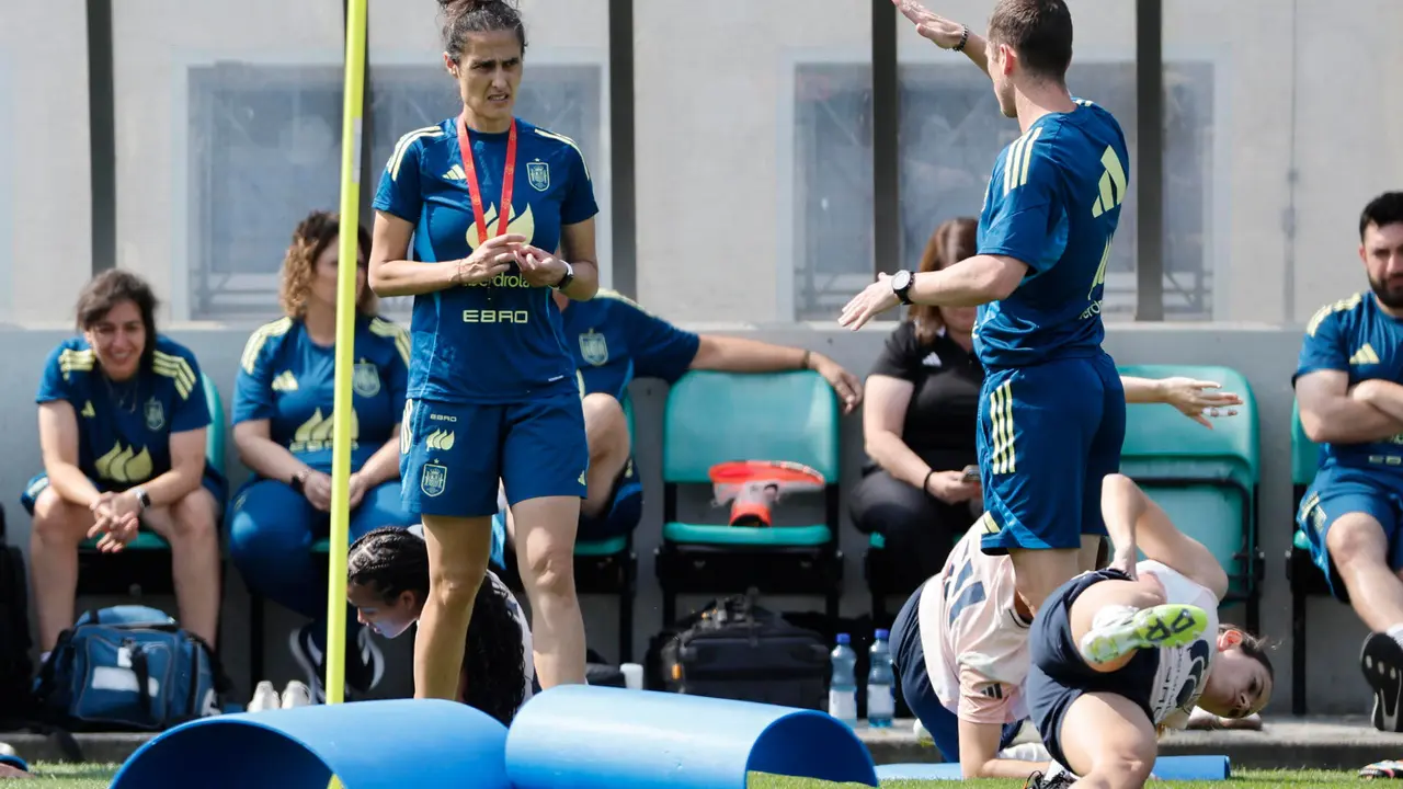 La entrenadora de la selecci&oacute;n espa&ntilde;ola de F&uacute;tbol Montse Tom&eacute;, durante el entrenamiento en Lausana, para preparar el partido de cuartos de final de la Eurocopa que disputan contra la selecci&oacute;n de Suiza. EFE/ Ana Escobar