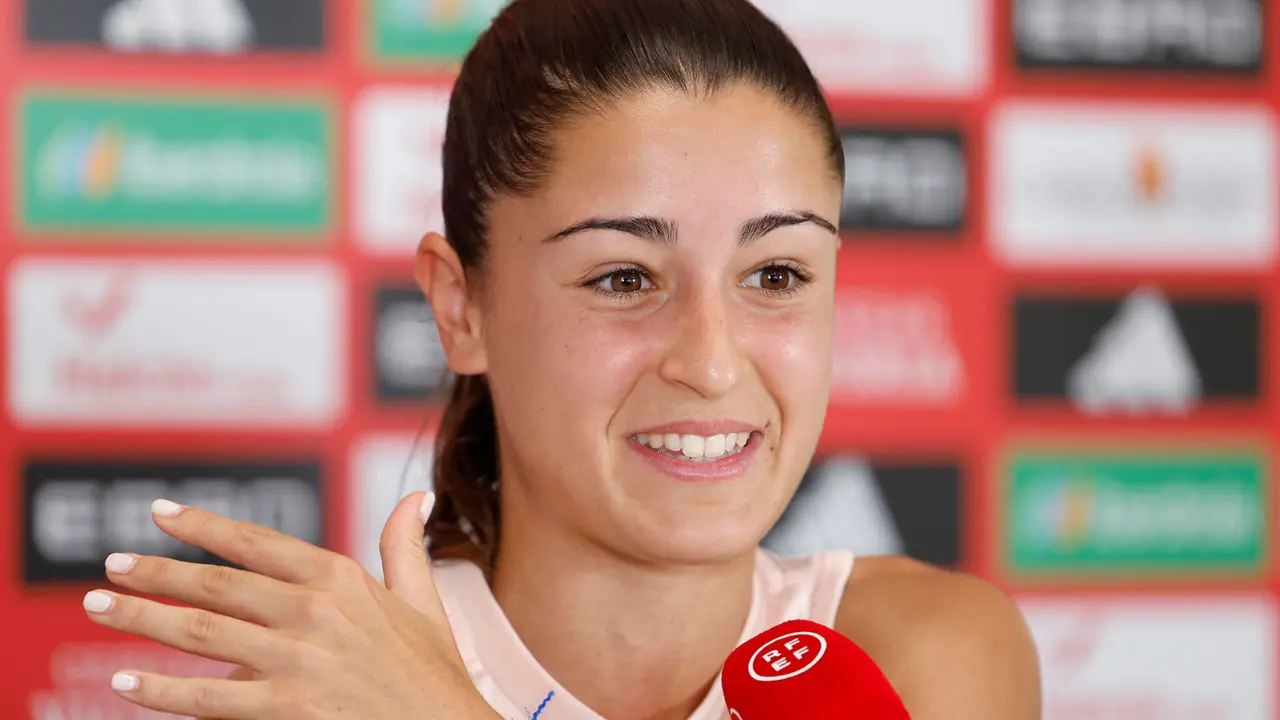 .-La jugadora de la selecci&oacute;n espa&ntilde;ola de f&uacute;tbol Jana Fern&aacute;ndez, durante la rueda de prensa tras el entrenamiento este lunes en Lausana, para preparar el partido de cuartos de final de la Eurocopa que disputan contra la selecci&oacute;n de Suiza el pr&oacute;ximo viernes. EFE/ Ana Escobar