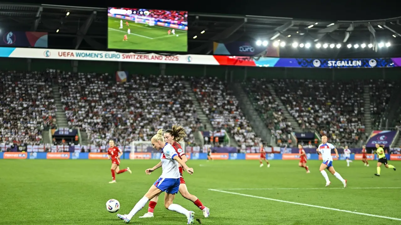 Jugadoras de Inglarerra y Gales en el partido del grupo D jugado en St. Gallen, Suiza. EFE/EPA/GIAN EHRENZELLER