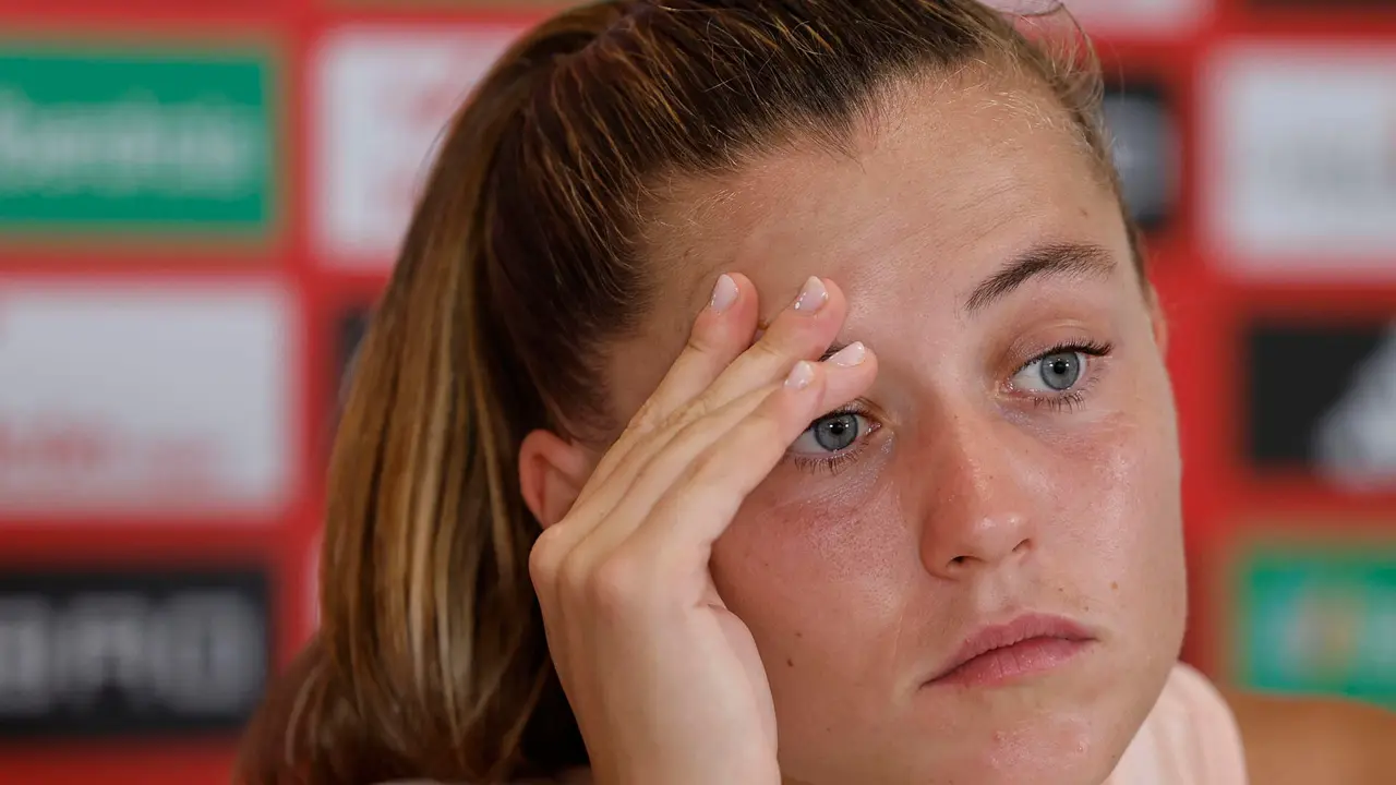 La delantera de la selecci&oacute;n espa&ntilde;ola de f&uacute;tbol Claudia Pina, durante la rueda de prensa tras el entrenamiento llevado a cabo en Lausana, para preparar el partido de cuartos de final de la Eurocopa que disputan contra la selecci&oacute;n de Suiza. EFE/ Ana Escobar