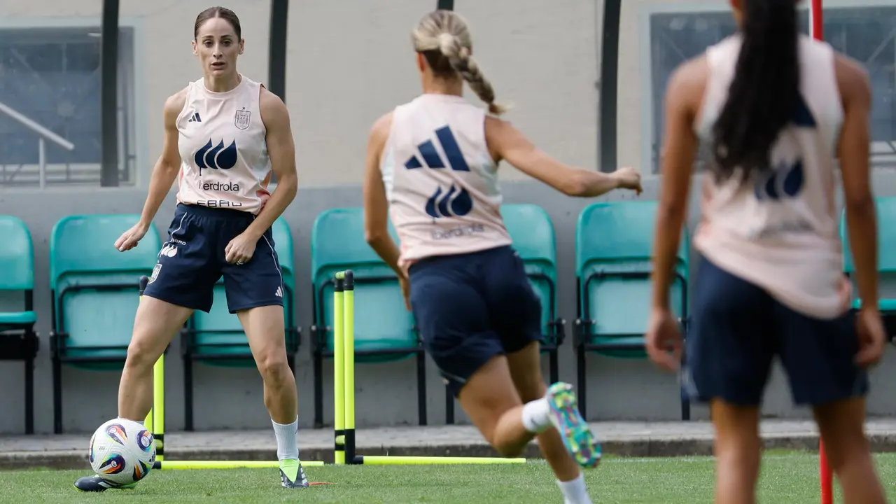 La jugadora de la selecci&oacute;n espa&ntilde;ola de f&uacute;tbol Esther Gonz&aacute;lez durante el entrenamiento llevado a cabo este mi&eacute;rcoles en Lausana, para preparar el partido de cuartos de final de la Eurocopa que disputan contra la selecci&oacute;n de Suiza el pr&oacute;ximo viernes. EFE/ Ana Escobar