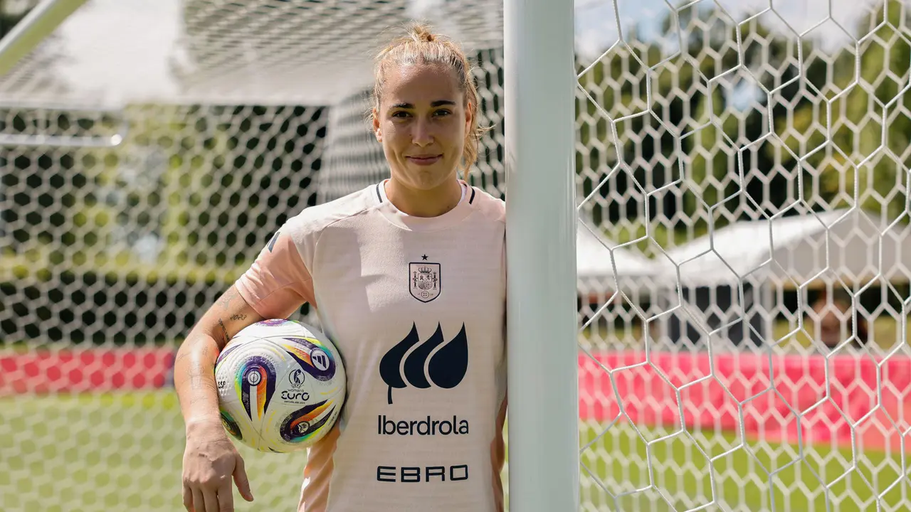 Cata Coll, portera de la selecci&oacute;n espa&ntilde;ola, afronta los cuartos de final de la Eurocopa de Suiza recuperada de su amigdalitis despu&eacute;s de no jugar ni un minuto en la fase de grupos. En una entrevista con Efe, la mallorquina analiza su situaci&oacute;n en el equipo y las opciones de victoria en el torneo continental, entre otros asuntos. EFE/Ana Escobar