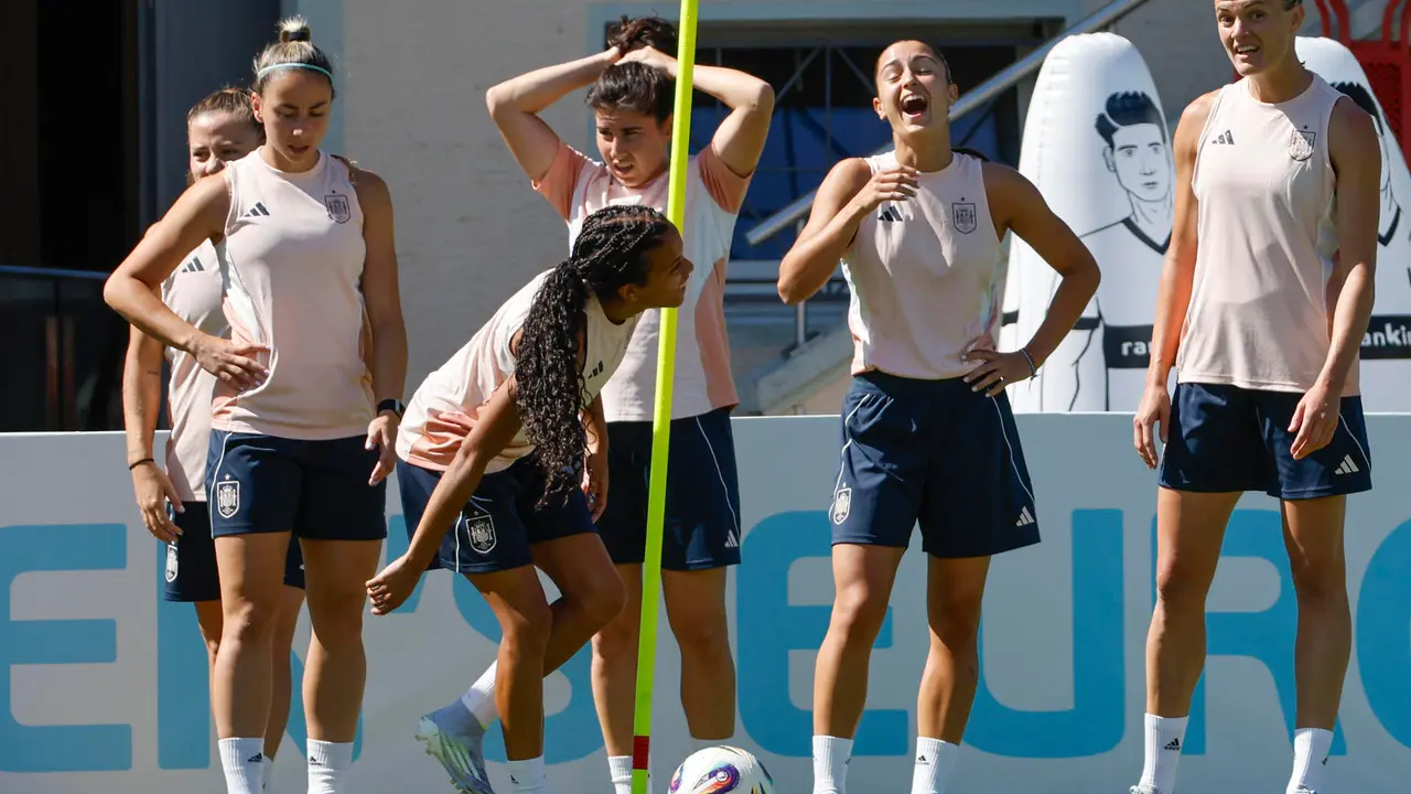 Las jugadoras de la selecci&oacute;n espa&ntilde;ola de f&uacute;tbol durante el entrenamiento llevado a cabo este jueves en Lausana, para preparar el partido de cuartos de final de la Eurocopa que disputan contra la selecci&oacute;n de Suiza el pr&oacute;ximo viernes. EFE/ Ana Escobar