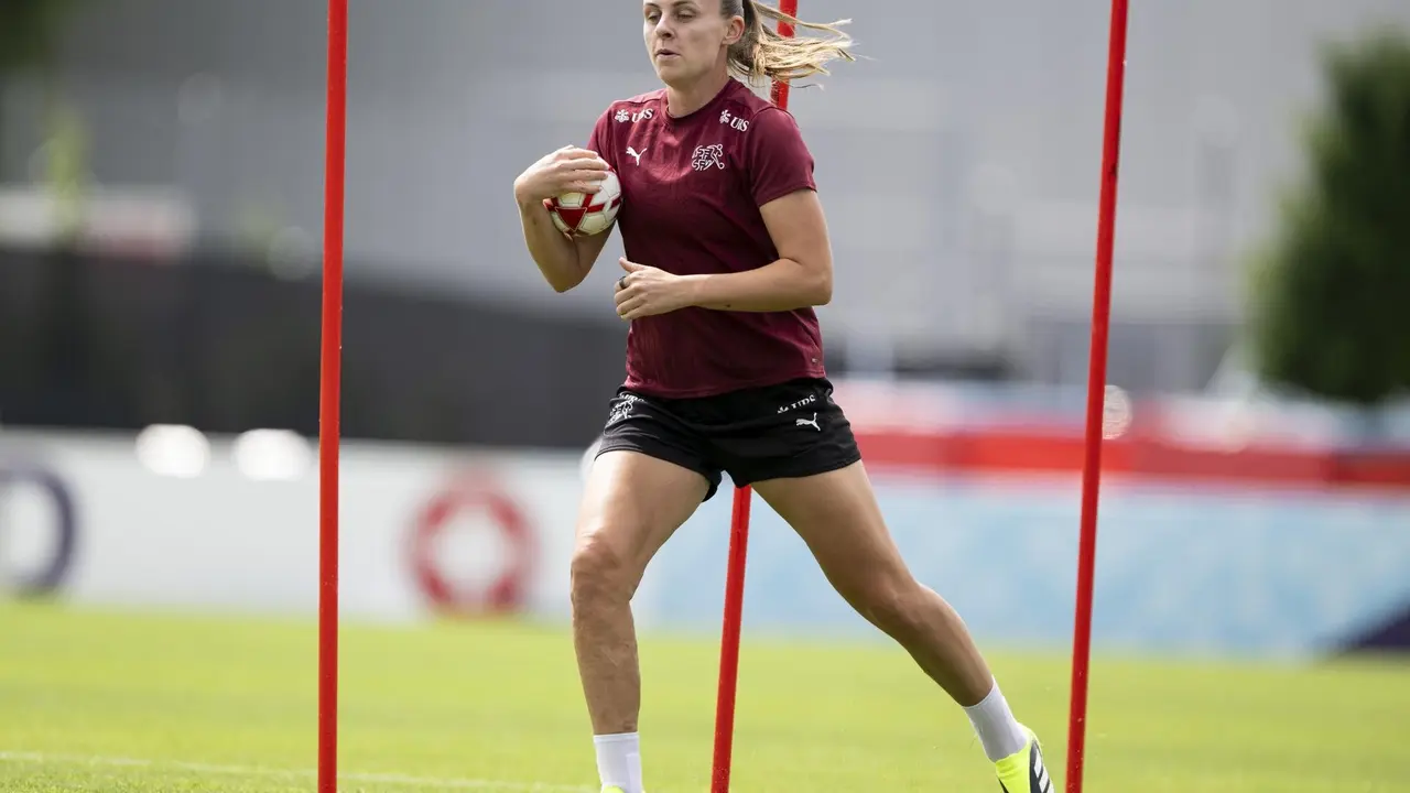 La internacional suiza Noelle Maritz durante el entrenamiento de este jueves en Thun, Suiza. Thun. EFE/EPA/ANTHONY ANEX