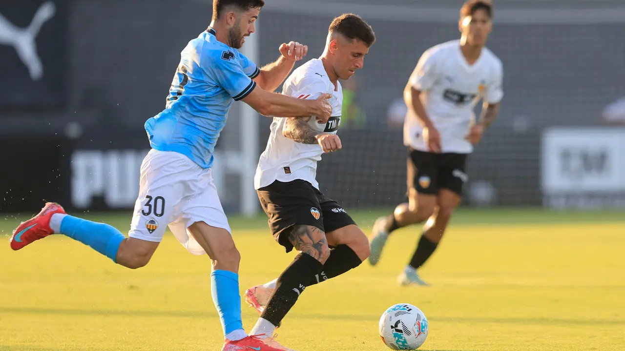 El nuevo jugador del Valencia Dani Raba (c), durante el partido amistoso que disputaron el Valencia y el Castell&oacute;n. EFE/ Kai Forsterling