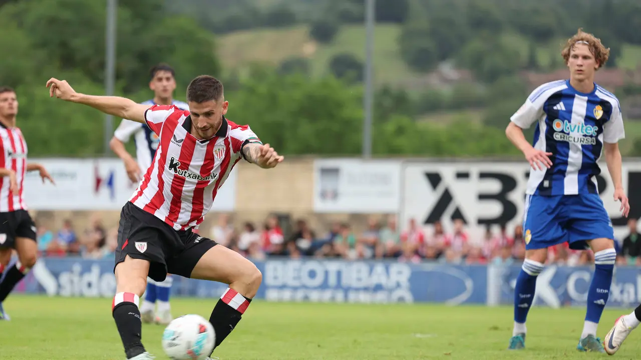 El jugador del Athletic de Bilbao Sancet, dispara a porter&iacute;a, en presencia del jugador del equipo leon&eacute;s SD Ponferradina, Vlad (d) en partido amistoso celebrado en campo del Amorebieta en Bizkaia. EFE/Luis Tejido