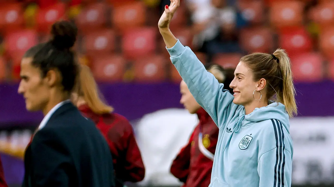 La centrocampista espa&ntilde;ola Alexia Putellas en el terreno de juego este mi&eacute;rcoles, previo al partido de semifinales de la Eurocopa Femenina 2025, que disputan las selecciones de Alemania y Espa&ntilde;a, en el estadio Letzigrund de Z&uacute;rich (Suiza). EFE/ Ana Escobar