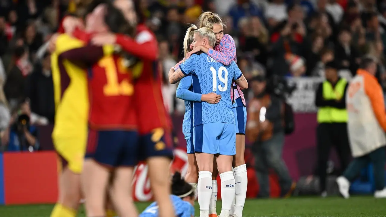 Espa&ntilde;a celebra mientras Inglaterra se consuela en la final del mundial femenino de f&uacute;tbol en Sydney, Australia. EFE/EPA/DAN HIMBRECHTS