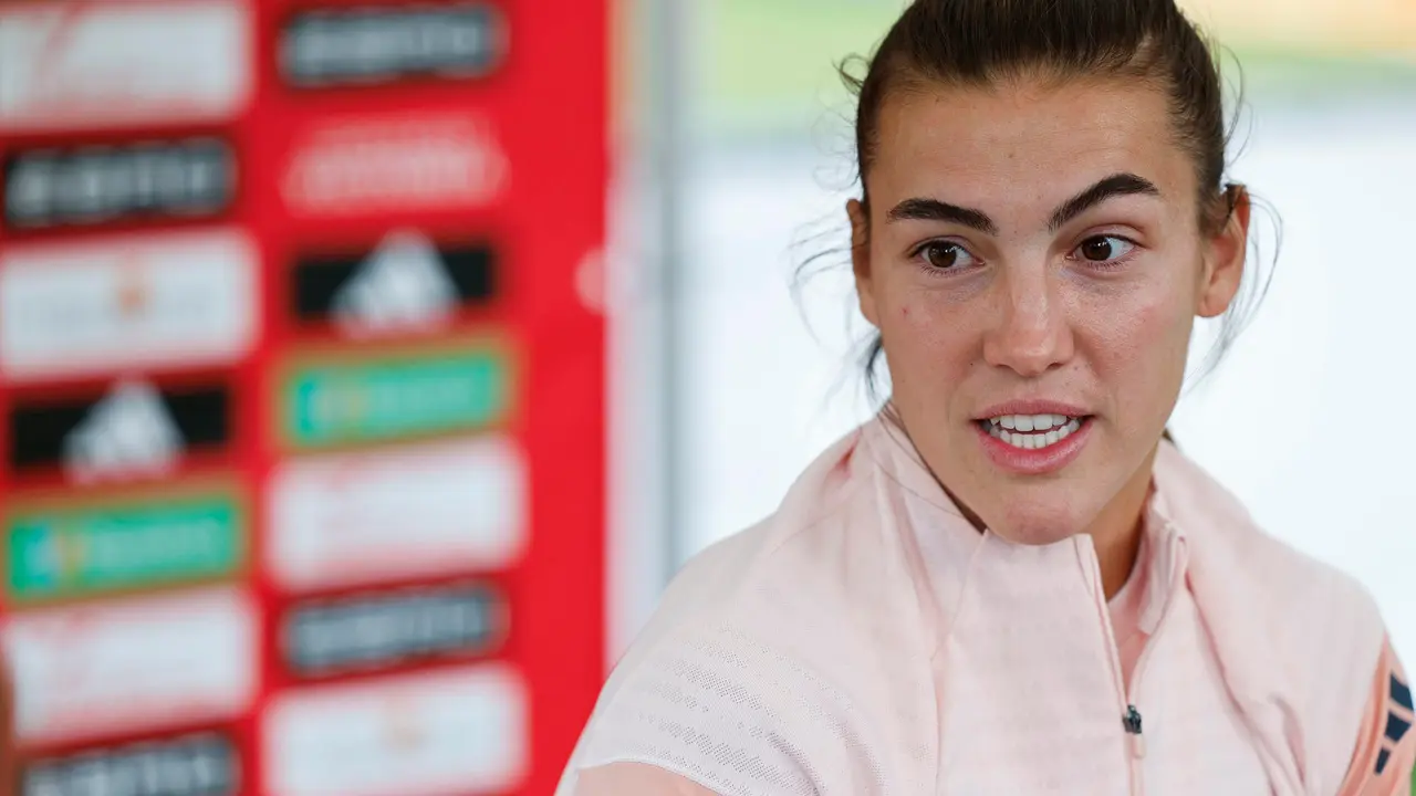 La jugadora de la selecci&oacute;n espa&ntilde;ola, Patri Guijarro, durante la rueda de prensa que ha ofrecido hoy jueves en Lausana, previa a la final que disputan el pr&oacute;ximo domingo frente a Inglaterra. EFE / Ana Escobar.