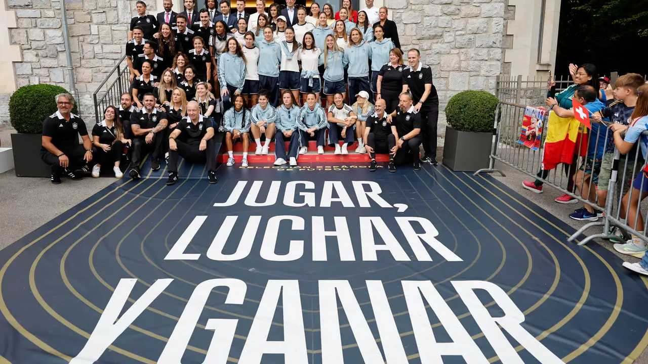 Las jugadoras de la selecci&oacute;n espa&ntilde;ola se despiden de su hotel en Lausana antes de dirigirse a Basilea para disputar la final de la Eurocopa ante Inglaterra el pr&oacute;ximo domingo. EFE/ Ana Escobar