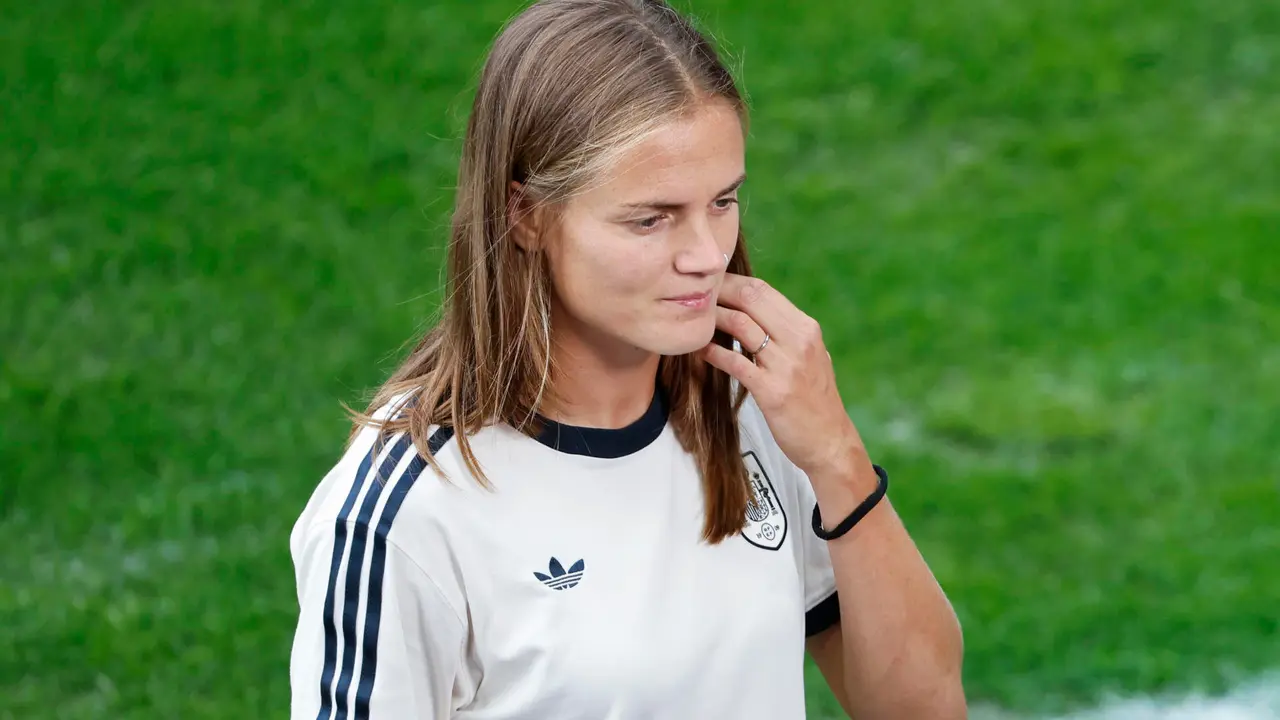 La capitana de la selecci&oacute;n espa&ntilde;ola Irene Paredes atiende a los medios antes del entrenamiento este s&aacute;bado, en el St. Jakob Park de Basilea