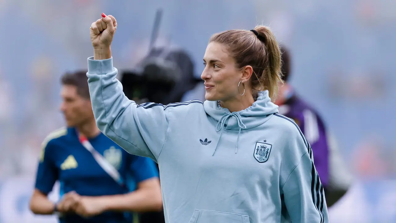 La centrocampista espa&ntilde;ola Alexia Putellas camina por el St. Jakob Park de Basilea (Suiza), horas antes de la final de la Eurocopa Femenina 2025 que disputan este domingo Espa&ntilde;a e Inglaterra. EFE/ Ana Escobar