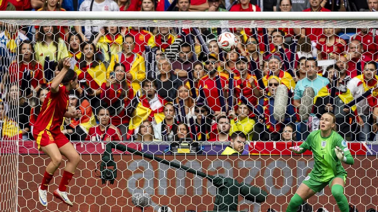Mariona Caldentey cabecea a gol durante la final de la Eurocopa Femenina 2025 que disputan Espa&ntilde;a e Inglaterra el el St. Jakob Park de Basilea (Suiza). EFEEFE/EPA/MICHAEL BUHOLZER