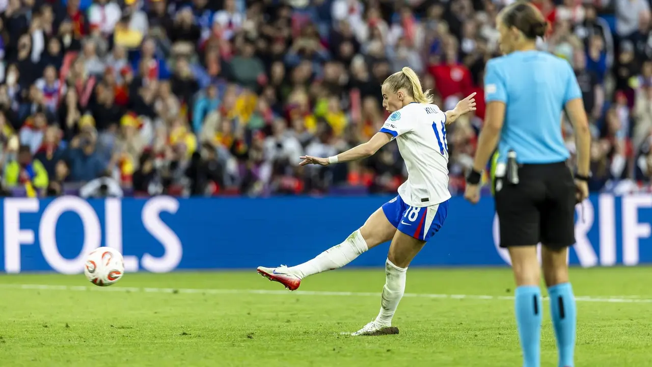 Chloe Kelly, delantera de Inglaterra, lanza el penalti que le ha dado el t&iacute;tulo de la Eurocopa en Basilea, Suiza. EFE/EPA/MICHAEL BUHOLZER