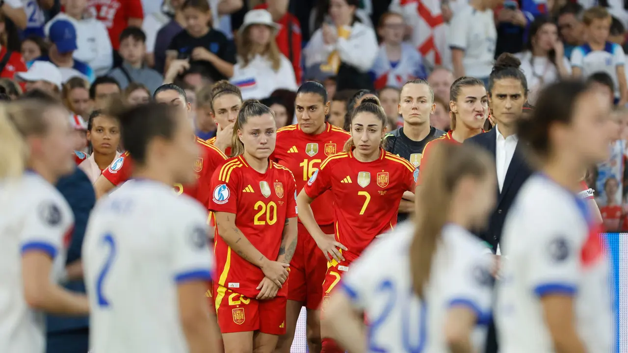 La jugadoras de la selecci&oacute;n espa&ntilde;ola antes de acceder al podium para recoger la medalla de subcampeonas de la final de la Eurocopa Femenina 2025, que han disputado este domingo frente a Inglaterra en el St. Jakob Park de Basilea (Suiza). EFE/ Ana Escobar.