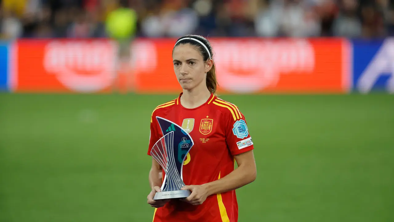 La jugadora de la selecci&oacute;n espa&ntilde;ola, Aitana Bonmat&iacute;, tras recibir el trofeo como &acute;mejor jugadora del torneo&acute;, a la finalizaci&oacute;n del encuentro correspondiente a la final de la Eurocopa Femenina 2025 que han disputado este domingo frente a Inglaterra en el St. Jakob Park de Basilea (Suiza). EFE/ Ana Escobar.