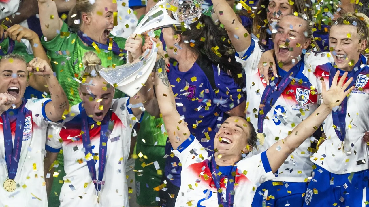Las jugadoras inglesas celebvran el t&iacute;tulo tras ganar en los penaltis a Espa&ntilde;a. EFE/EPA/TIL BUERGY