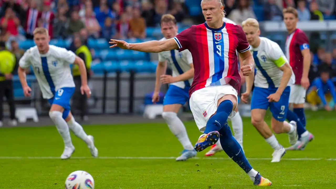 El delantero del Manchester City Erling Haaland marca el gol de la victoria de Noruega ante Finlandia en un amistoso en Oslo. EFE/EPA/Fredrik Varfjell
