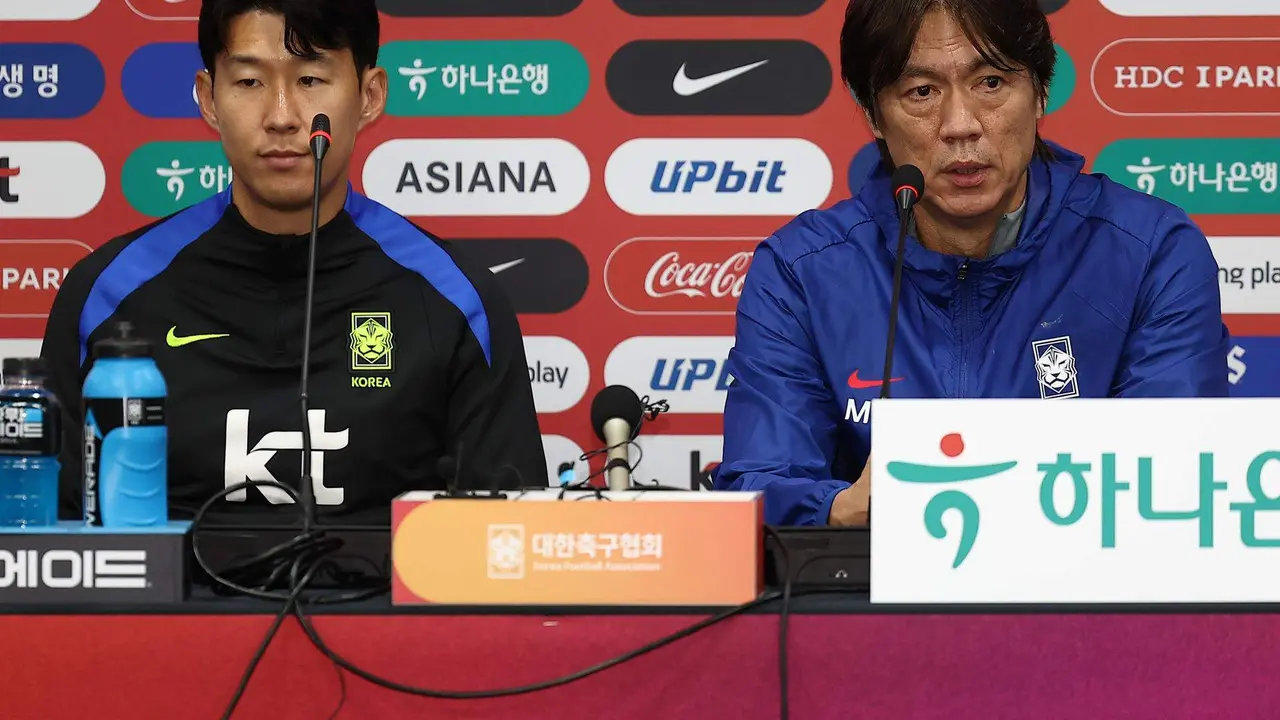 El seleccionador de Corea del Sur, Hong Myung-bo (DCH), y el capit&aacute;n Son Heung-min durante la rueda de prensa previa al amistoso ante Brasil. EFE/EPA/YONHAP SOUTH KOREA OUT