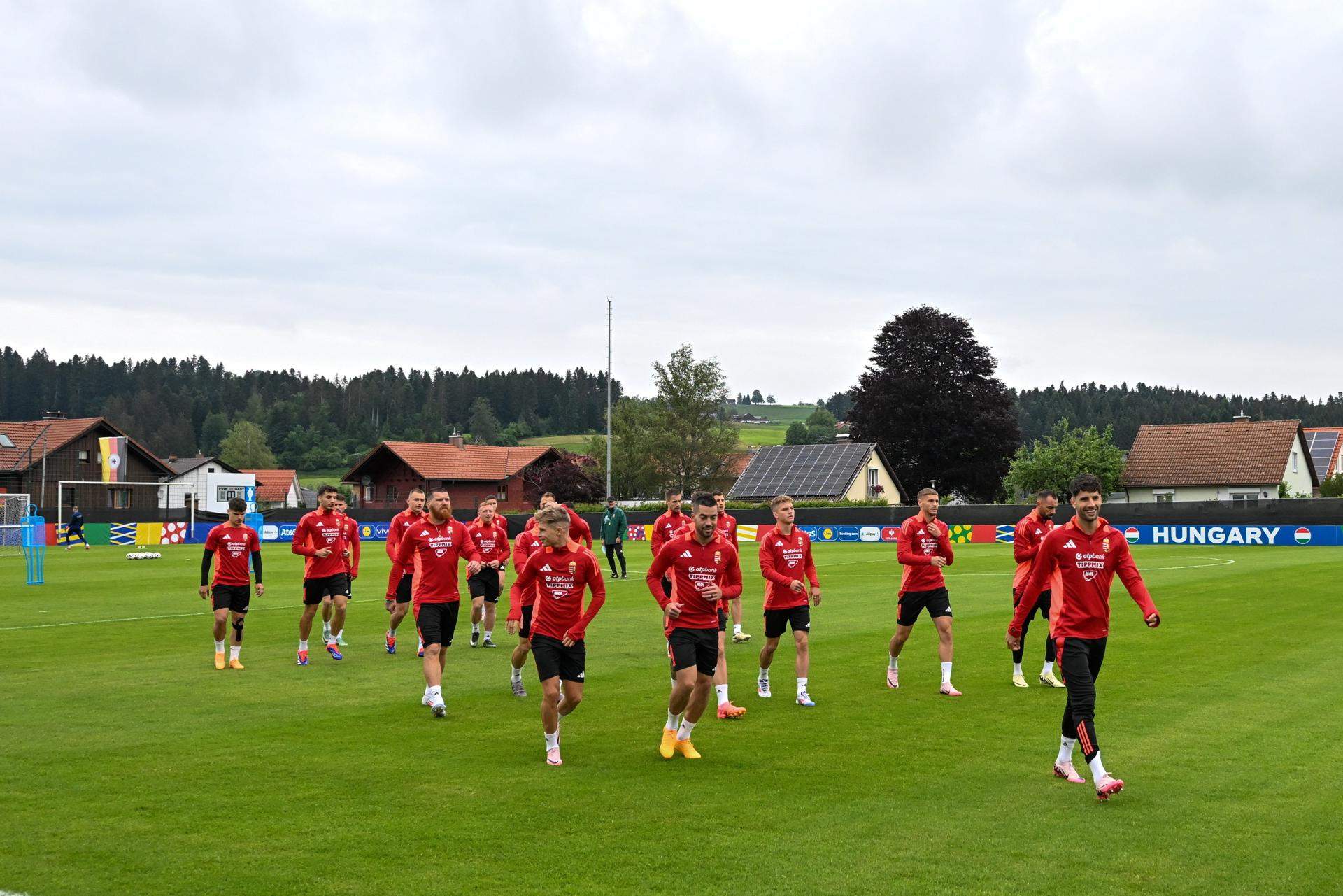 Jugadores de Hungría participan en una sesión de entrenamiento en Weiler-Simmerberg, Alemania, EFE/EPA/Tibor Illyes HUNGRÍA FUERA